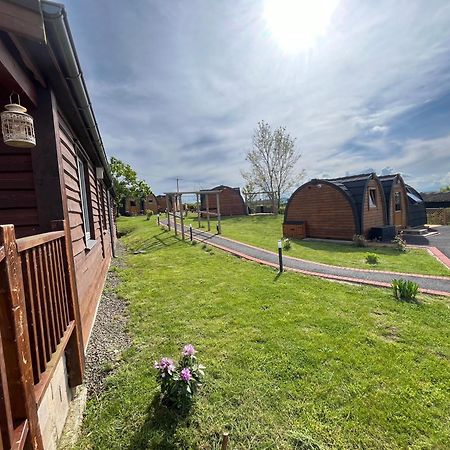 Отель Hedgehog Glamping Pod School House Farm Leighton  Экстерьер фото