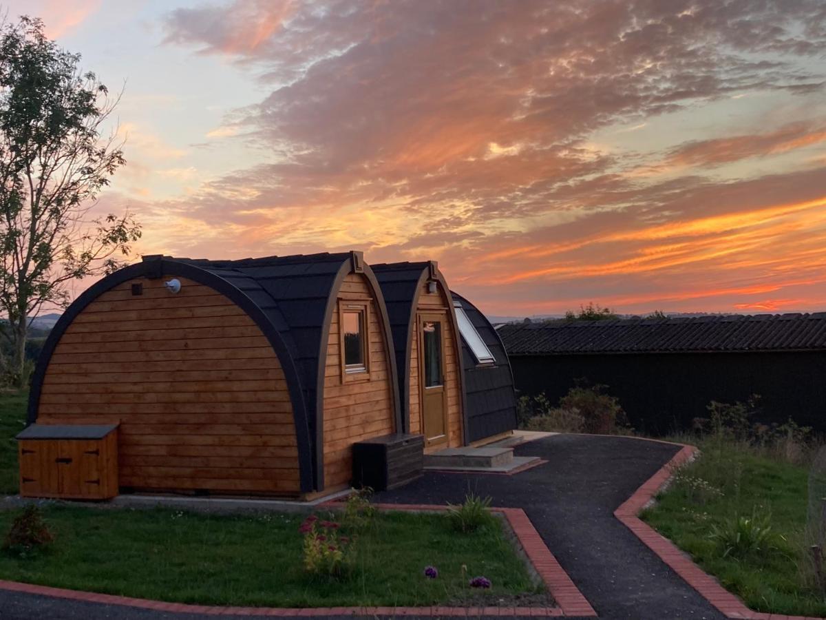 Отель Hedgehog Glamping Pod School House Farm Leighton  Экстерьер фото