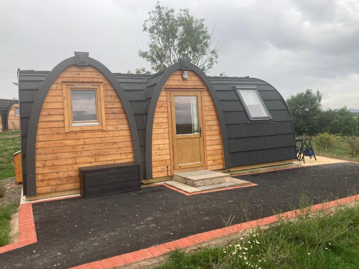 Отель Hedgehog Glamping Pod School House Farm Leighton  Экстерьер фото
