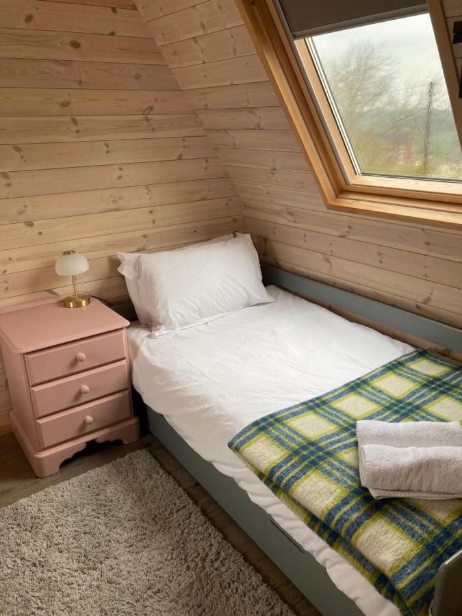 Отель Hedgehog Glamping Pod School House Farm Leighton  Экстерьер фото